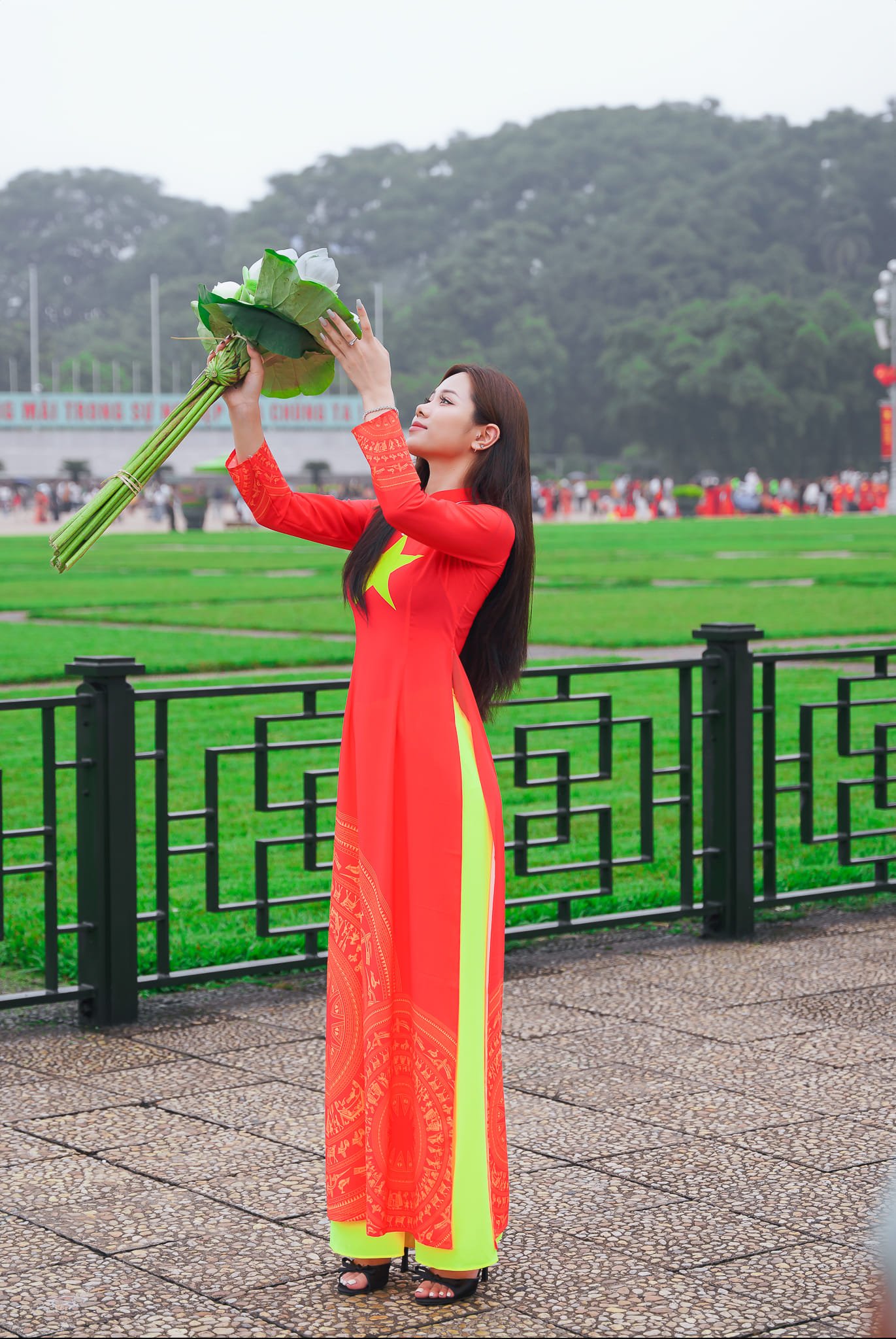 Trang phục áo dài cờ đỏ sao vàng cực HOT để chụp ảnh áo dài Quốc Khánh 2/9 tại Hà Nội