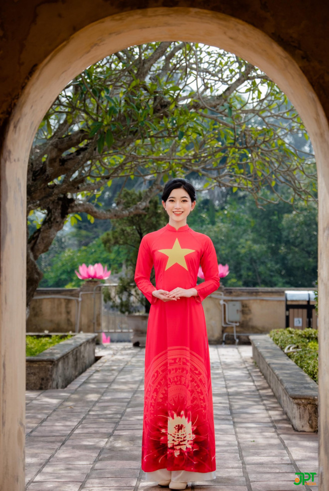 Trang phục áo dài cờ đỏ sao vàng cực HOT để chụp ảnh áo dài Quốc Khánh 2/9 tại Hà Nội