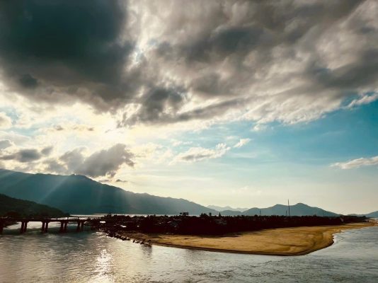 Thuê thợ chụp ảnh đẹp ở Lăng cô Huế giá bao nhiêu