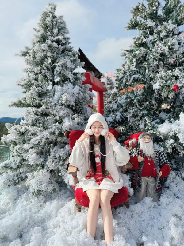 Chụp ảnh Noel ngoài trời: Góc sống ảo mùa lễ hội không thể bỏ lỡ