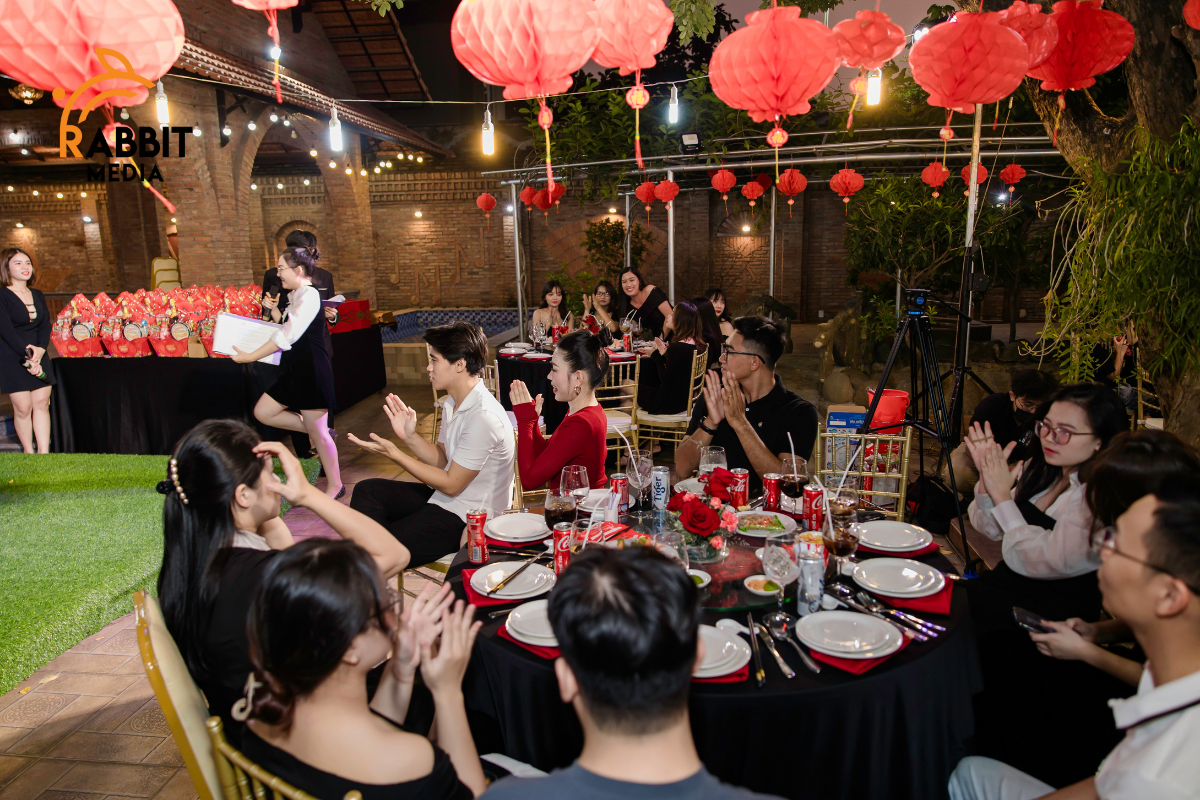Thị trường chụp ảnh Year End Party sôi động: Các gói dịch vụ nổi bật năm nay