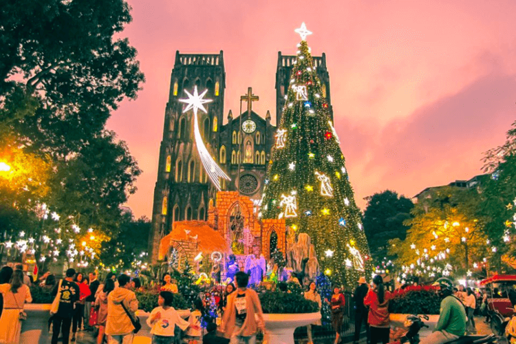 Top điểm check-in Noel lung linh ở Hà Nội như Châu Âu