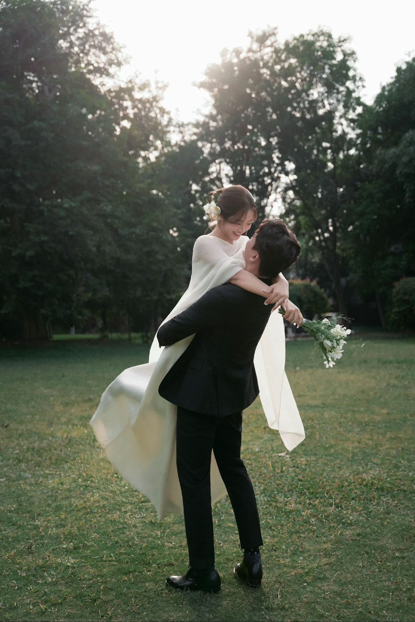 Concept chụp ảnh cưới 2026 ngoài trời đẹp và lãng mạn