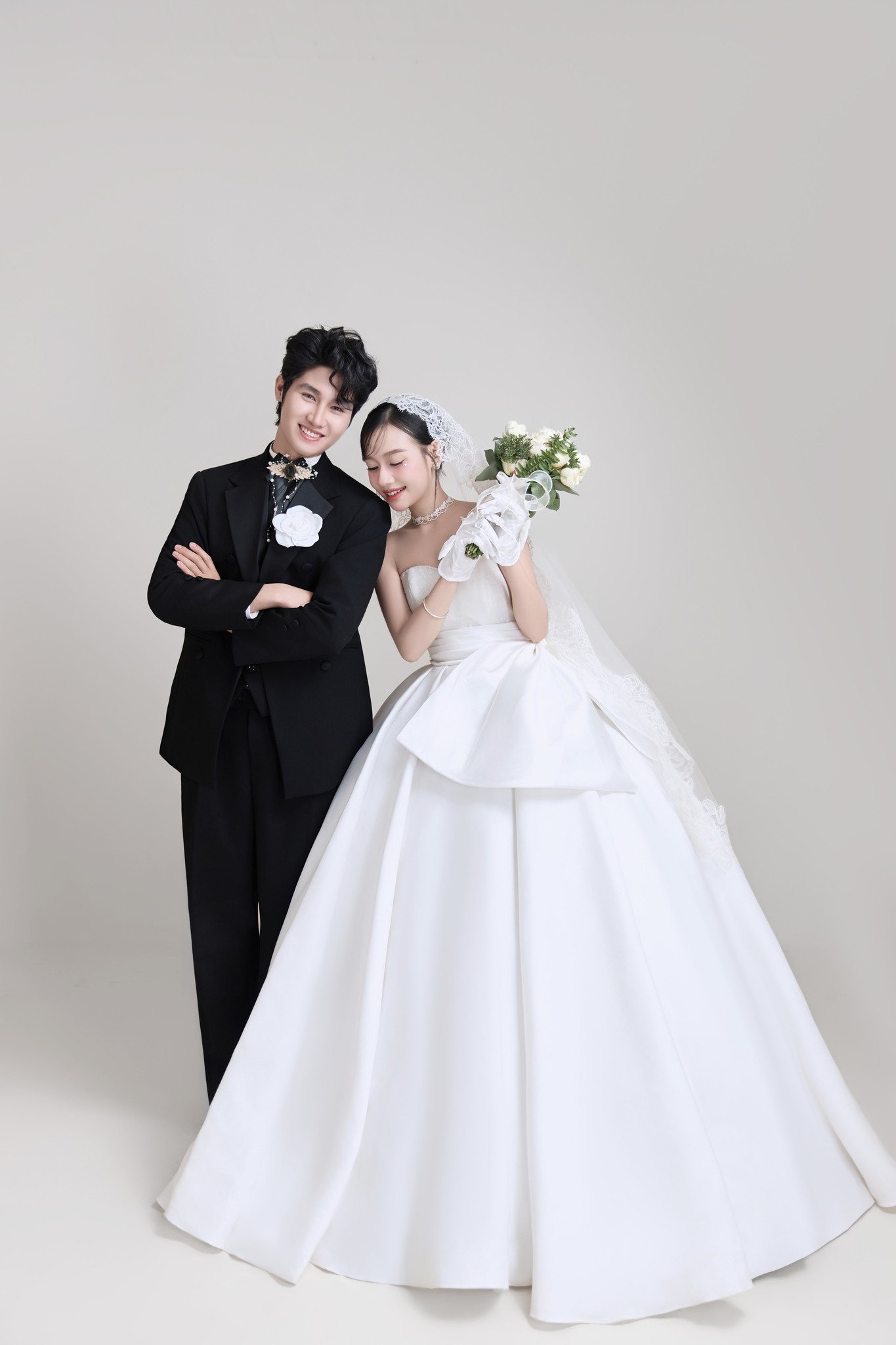 Concept chụp ảnh cưới 2026 ngoài trời đẹp và lãng mạn