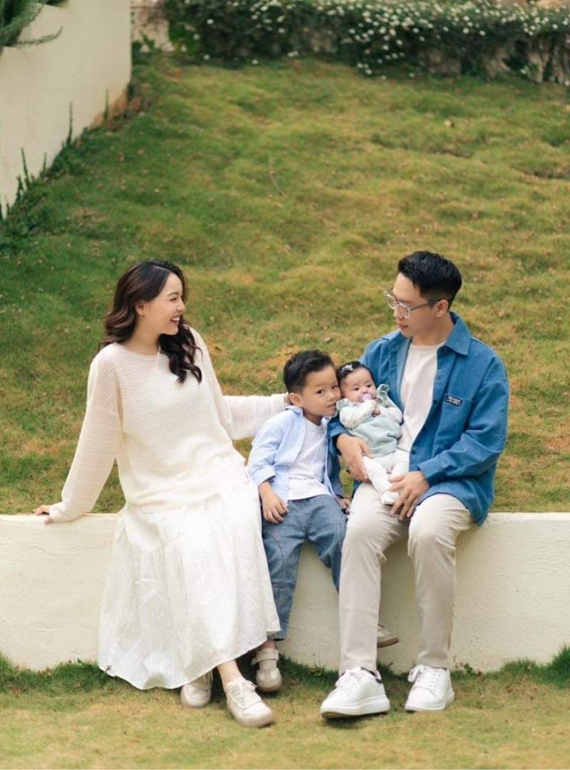 Chụp ảnh gia đình mùa hè với đồng cỏ và hoa rực rỡ