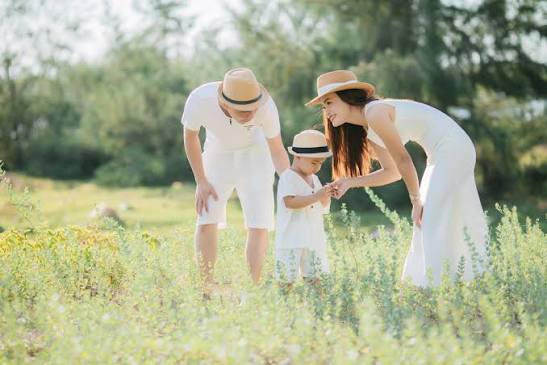 Chụp ảnh gia đình mùa hè với đồng cỏ và hoa rực rỡ