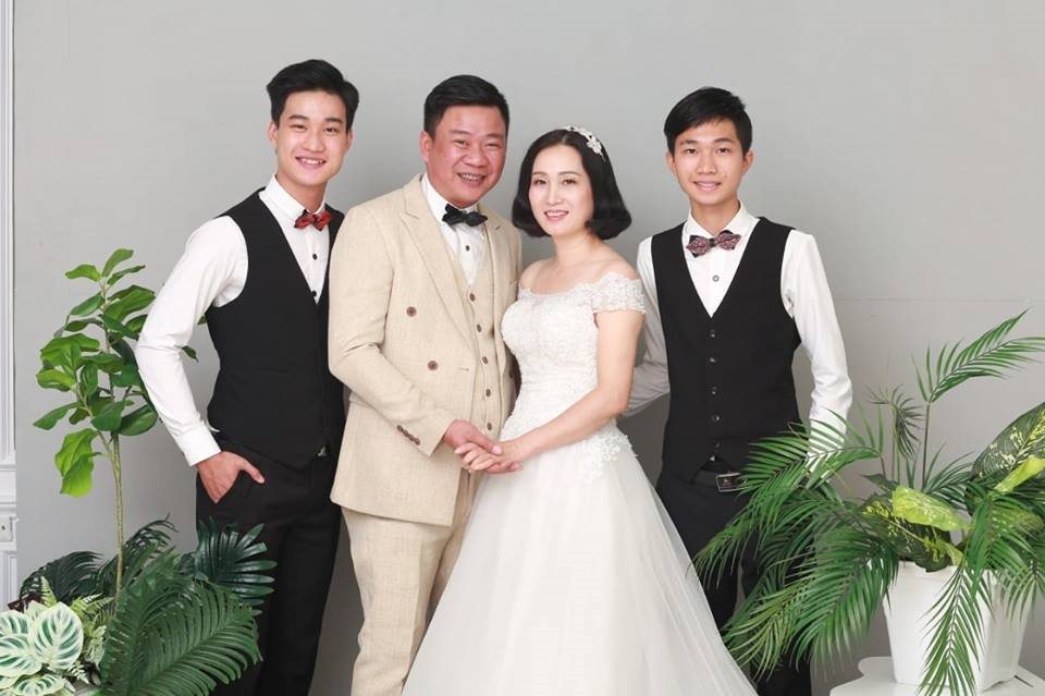 Chụp ảnh kỷ niệm 25 năm ngày cưới tặng bố mẹ (1) Chụp ảnh kỷ niệm 25 năm ngày cưới tặng bố mẹ (1)